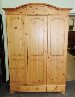 Celomasivní šatní skříň z borovice - Výborný stav