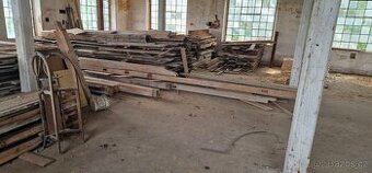 Dřevo různých rozměrů