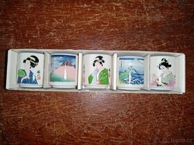 Porcelánové malé šálky s gejšou a japonskými motivy