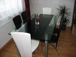 Bytelný skleněný stůl pro 6 osob
