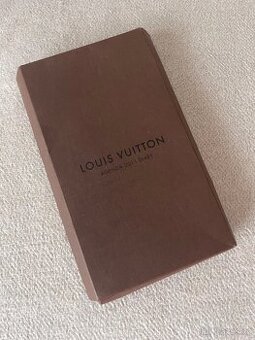 Louis Vuitton kapesní atlas světa, papírová krabička
