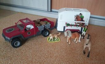 Schleich auto s přívěsem, koňmi, psem a kohoutem