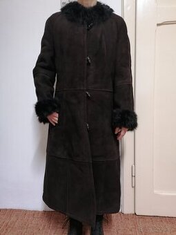 Dámský tmavě hnědý kožich z pravé kožešiny