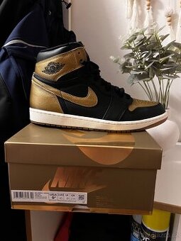Nike Air Jordan 1 Retro High OG "Black Metallic Gold