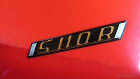 ŠKODA 110R štítek na zadní kapotu - zlatý nápis