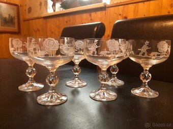 Sklenice na noze s mysliveckým motivem