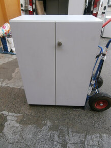 Skříň nízká dvoudveřová TECHO policová za 500 kč
