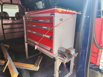 Dílenský stůl BESTA se svěrákem do dodávky.