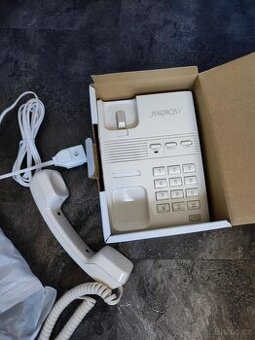 Starý tlačítkový telefon