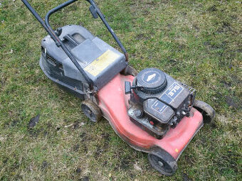 Malá benzínová sekačka Mountfield s motorem B&S