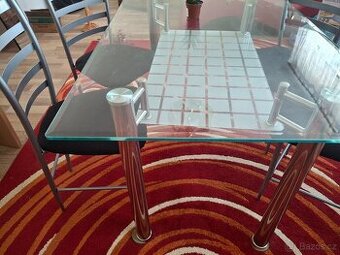 Skleněný stůl s židlemi