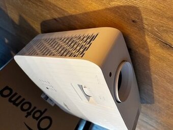 Dataprojektor Optoma UHD 38 + drzak na stop hama