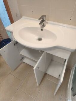 Umyvadlo, sprchový kout, vertikální žaluzie