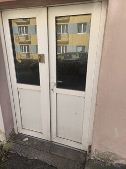 Plastové dvoukřídlé dveře