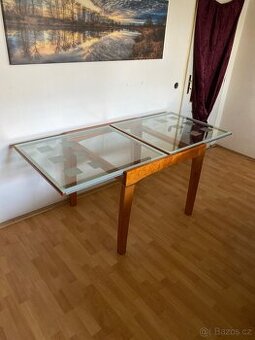 Moderní jídelní stůl z masivu, rozkládací