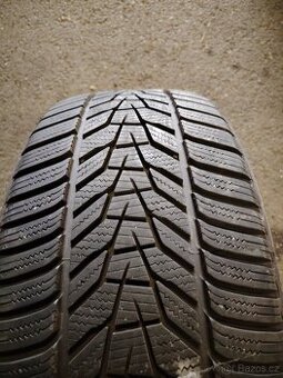 235/40/19 zimní Hankooky