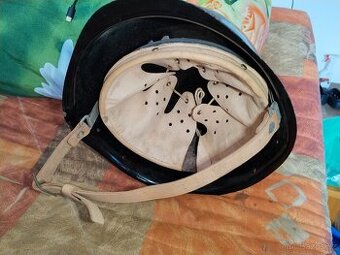 Vojenské přilby,čutora , hliníkový kelímek+vojenská svítilna