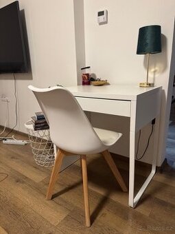 Psací stůl se židlí