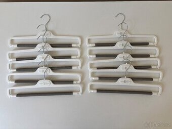 10 ks bílých ramínek na kalhoty