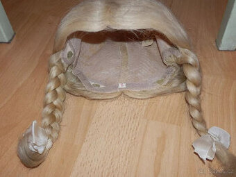 Muzejní starožitná figurína Käthe Kruse, sedící postava, 85