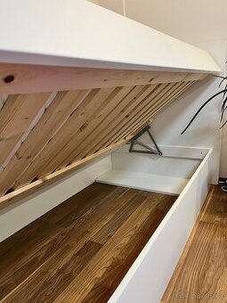 Postel od truhláře s velkým úložným prostorem