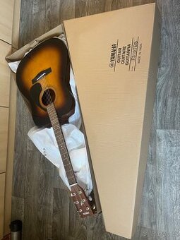 Akustická kytara Yamaha + stojan