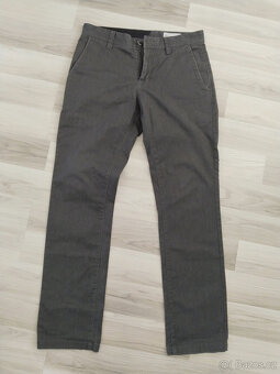 Plátěné kalhoty, rifle, kraťasy, šortky.