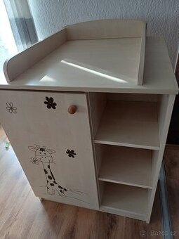 Přebalovací komoda se žirafou