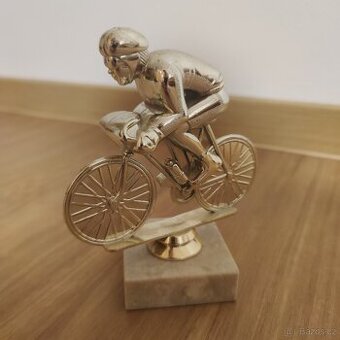Zlatá figurka cyklisty na mramorovém podstavci - 1