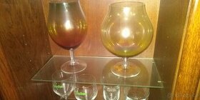 Dvě obří číše.