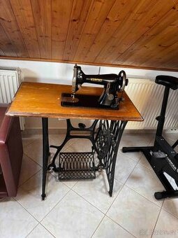 starožitný šicí stroj Veritas