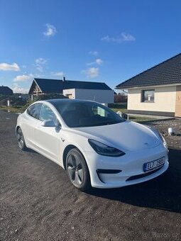 Tesla Model 3 SR+