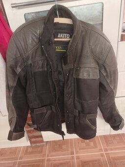 Bunda n motorku L, Akito