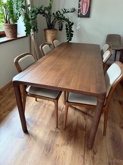 Stůl z masivního dřeva Nový