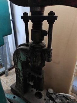 Starožitný dílenský lis