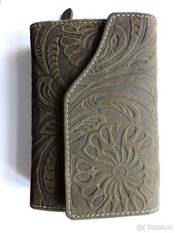 krásná nová peněženka tmavě zelená