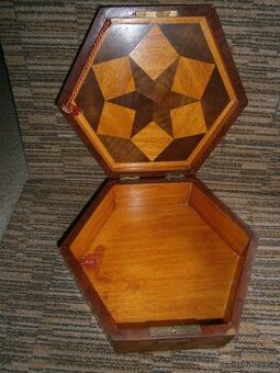 90let stará,ručně vykládaná kazeta-intarzie-šperkovnice.