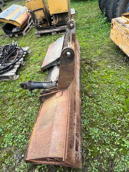 Náhradní díly na CAT M 315-nápravy,chladič,kabina....