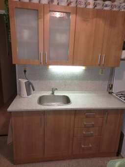 Kuchyňská linka odstín olše se spotřebiči nebo bez