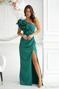 Nádherné zelené šaty na jedno rameno.