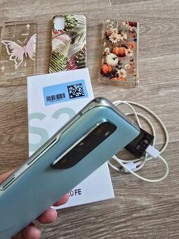 Krásný mobil Samsung Galaxy S20FE, 128GB včetně doplňků