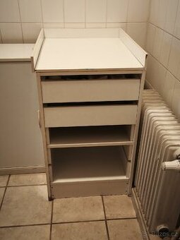 Přebalovací pult a komoda