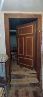 Historické kazetové dveře s původním krabicovým zámkem