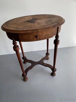 Starožitný oválný stolek