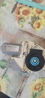 Motorek stahování okna Citroen Xsara Picasso (Levý přední)