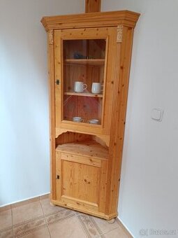 Rohová skříň z masivu