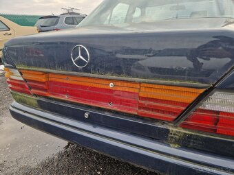 Mercedes Benz w124 - odrazka kufru - - 1