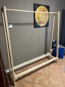 Dřevěný věšák na oblečení