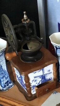 starožitný mlýnek na kávu