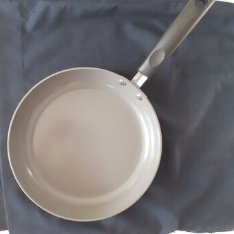 pánev/pánvička s keramickým povrchem - zn. "TEFAL"